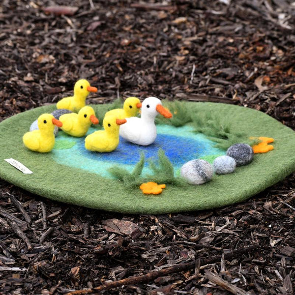 Felt Duck Pond with 6 Ducks Play Mat
